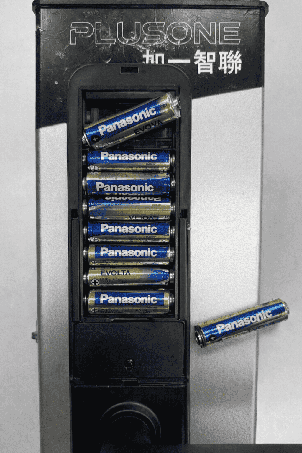 電子鎖更換電池就壞掉？！其實多半不是壞，是「保護機制」在救你