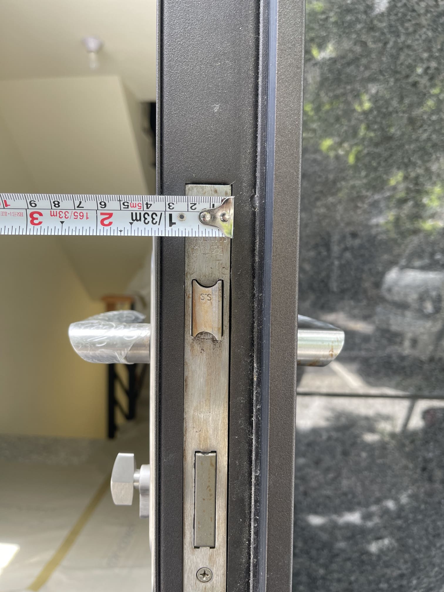 安裝電子鎖前測量大門側邊導向片與門扇側板的寬度