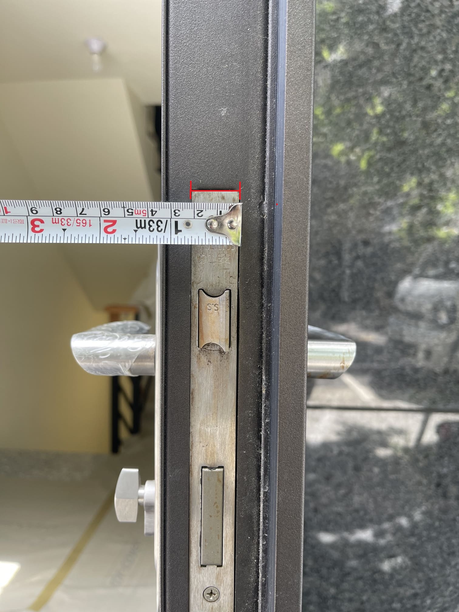 安裝電子鎖前測量大門側邊導向片與門扇側板的寬度