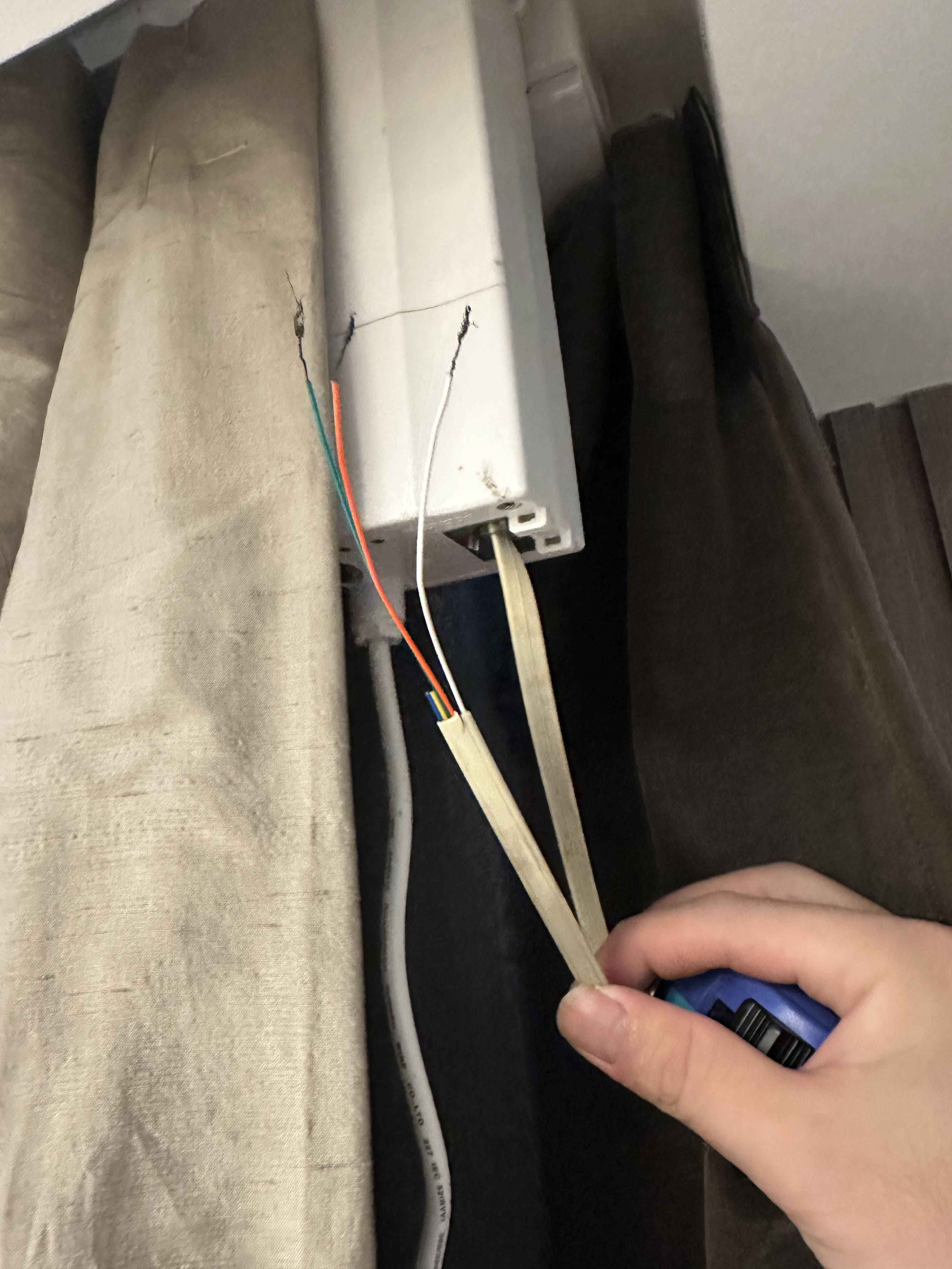 這是早期的電動窗簾馬達,他需要透過實體線來做控制